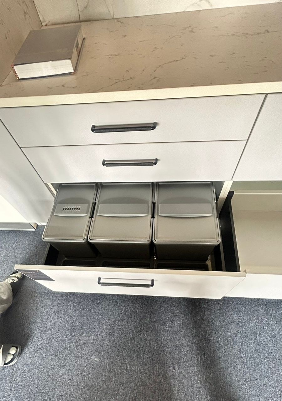 Waste bin drawer pull-out